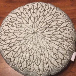 Great accent round bling pillow. EUC